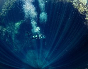 Nurek w Blue Hole na Gozo. Nurkowanie w Blue Hole na Gozo. Kurs opadającego