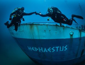 Dwóh nurków na wraku MT Hefajstos (MT Hefajstos) z Blue Hole Diving Gozo.