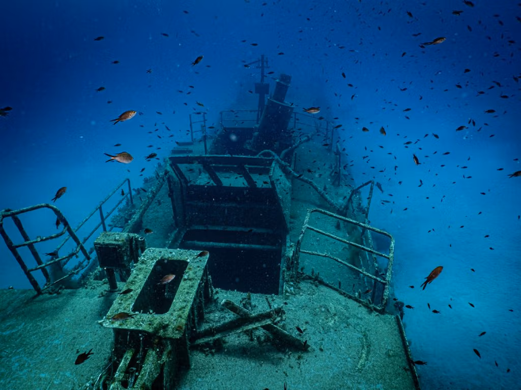 Wrak maltańskiej łodzi patrolowej P31 na Comino (Malta). Blue Hole Diving Gozo.